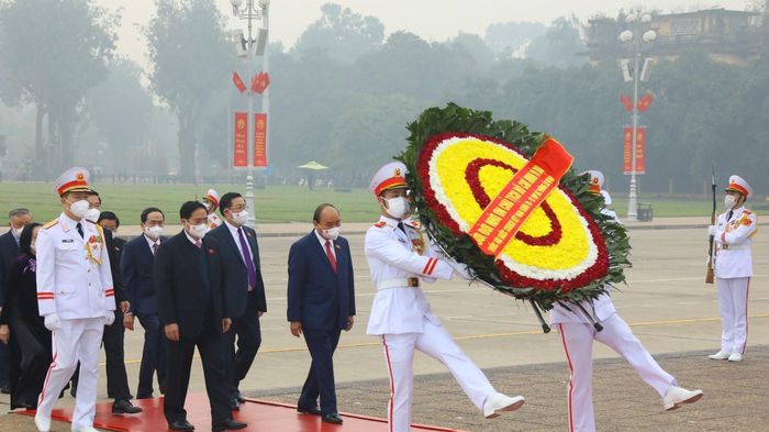 Hình ảnh các đại biểu Quốc hội vào Lăng viếng Chủ tịch Hồ Chí Minh