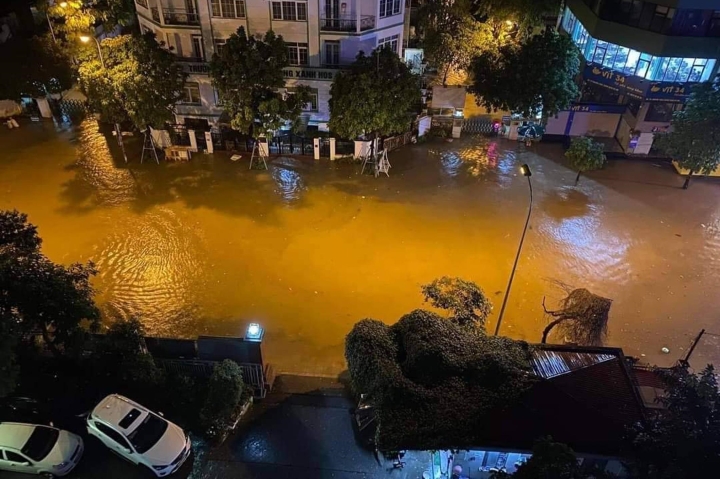 Ảnh: Hà Nội và các tỉnh miền Bắc hứng mưa lớn trong đêm, nhiều nơi ngập lụt