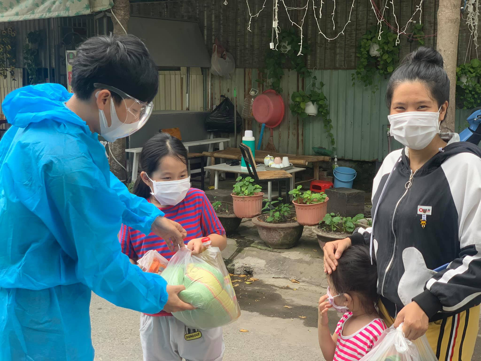 Những hình ảnh lay động trái tim giữa đại dịch Covid-19