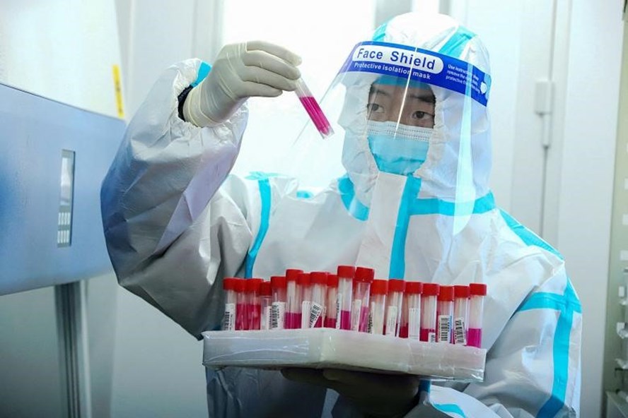 WHO cảnh báo điều nhiều người lầm tưởng về sự nguy hiểm của Omicron