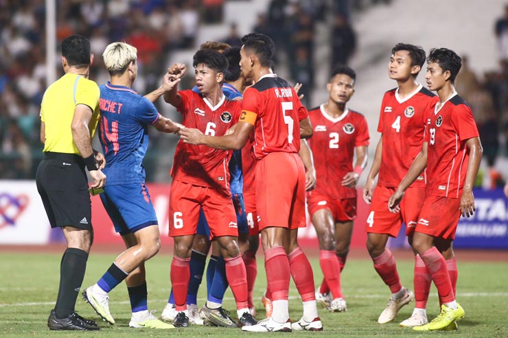 Màn ẩu đá giữa U22 Thái Lan - Indonesia