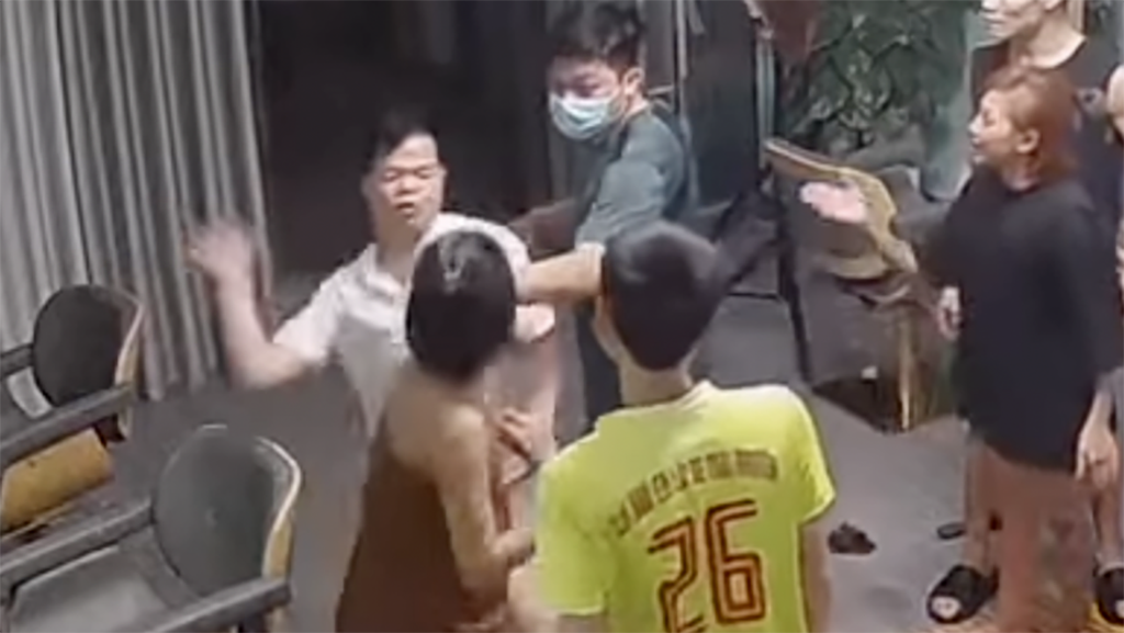 Phó trưởng công an phường xông vào nhà tát phụ nữ vì được 'bạn nhờ'