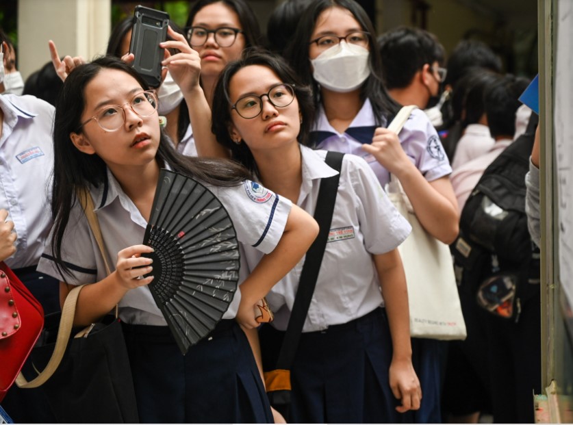Sáng 5/6, học sinh tham dự kỳ thi vào lớp 10