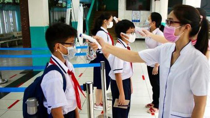 Sẵn sàng phương án xử trí, điều trị cho học sinh mắc COVID-19 khi trở lại trường