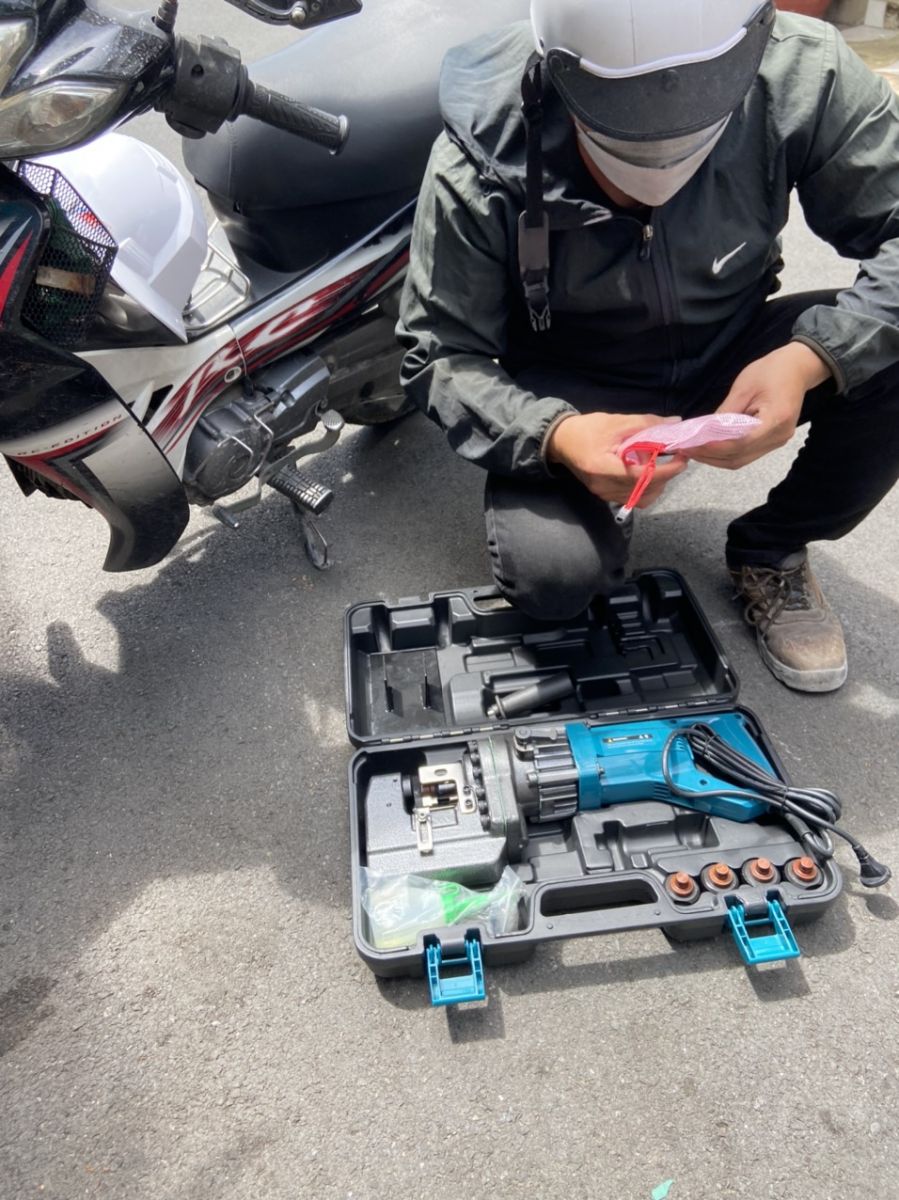 Khách hàng mua máy đột lỗ thủy lực MHP-20