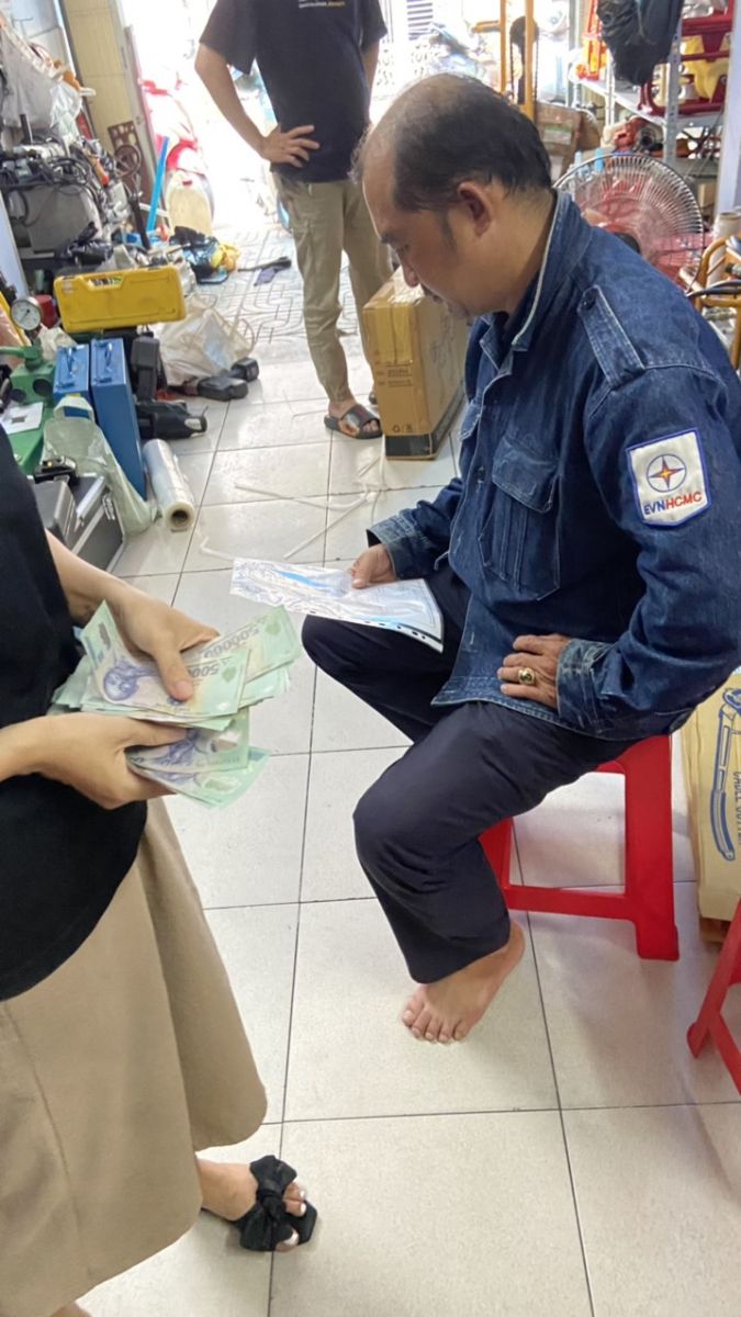 Khách hàng công ty điện lực mua kìm ép cos sử dụng pin EZS-400