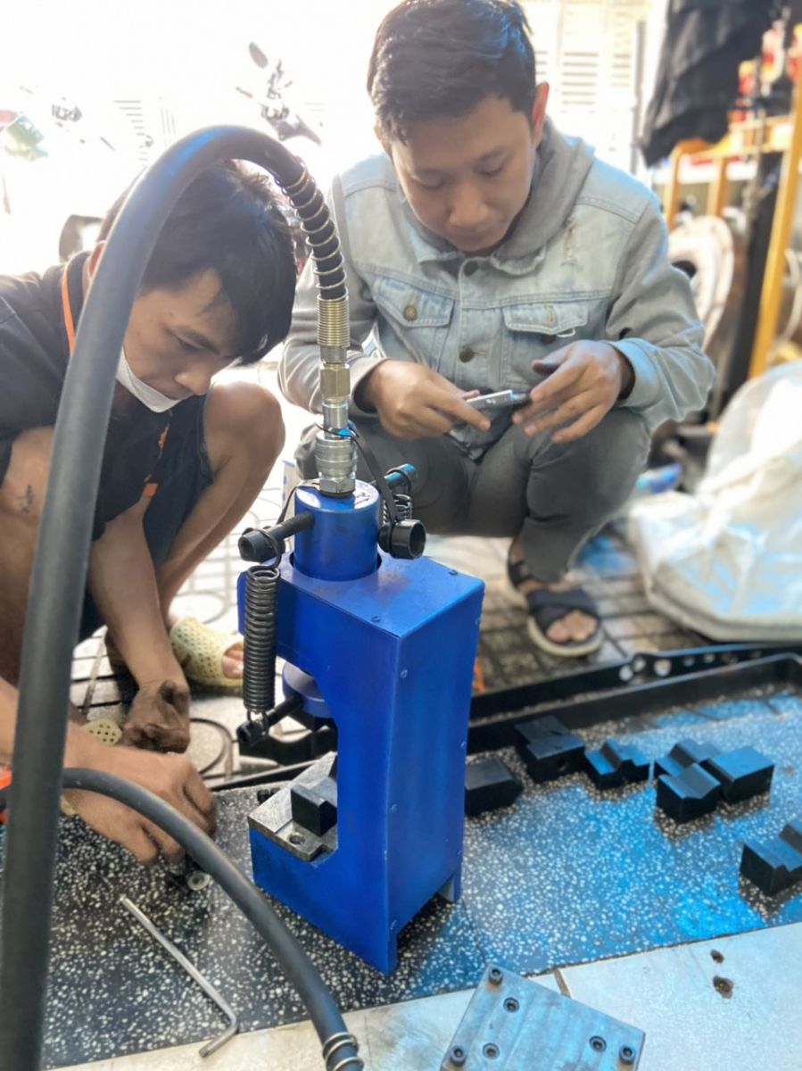 Khách hàng mua máy uốn gọt đồng xương cá