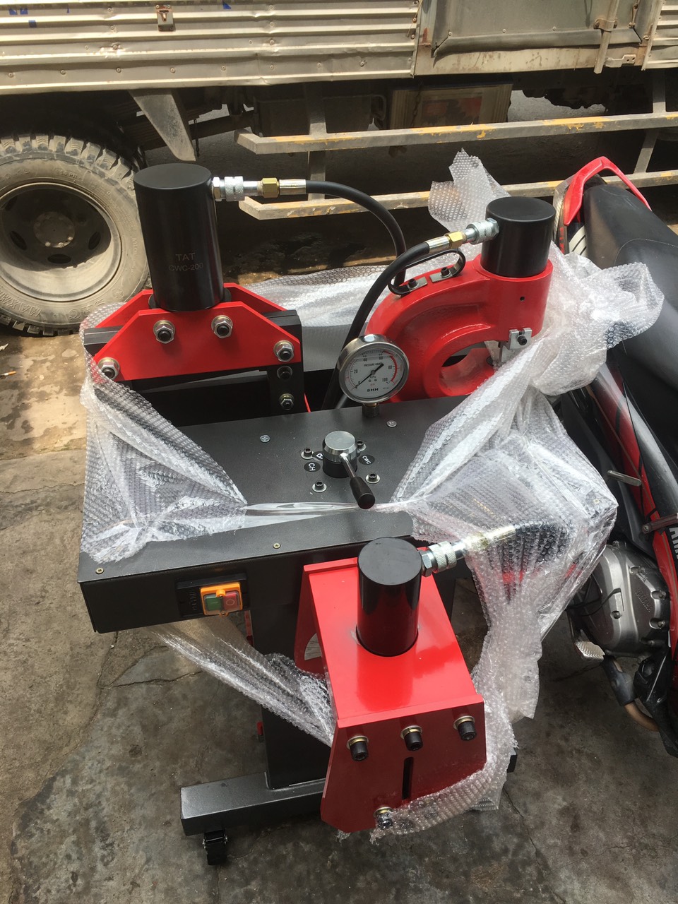 Máy Gia Công Thanh Cái Thủy Lực TAT-150/200 Máy Gia Công Thanh Cái Thủy Lực TAT-150/200