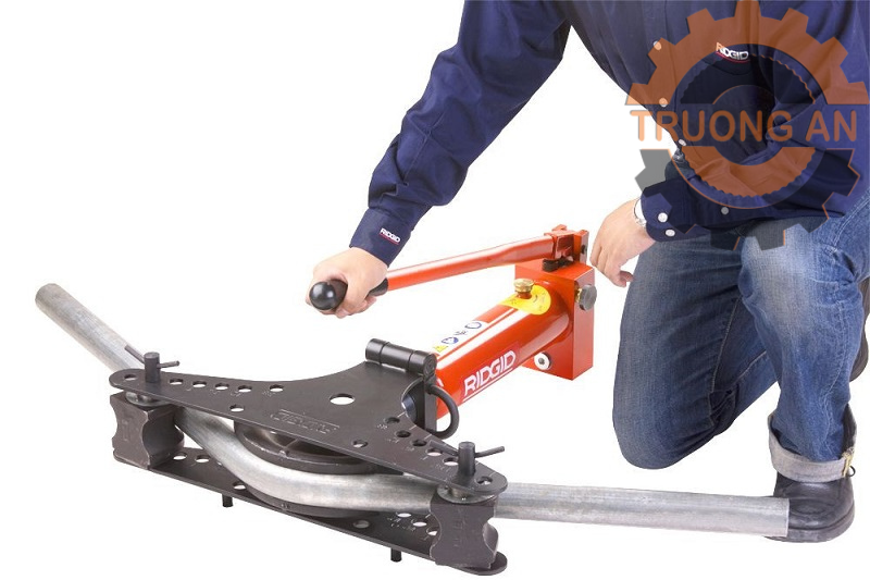 Nên mua máy uốn ống thủy lực dùng tay hay dùng điện?