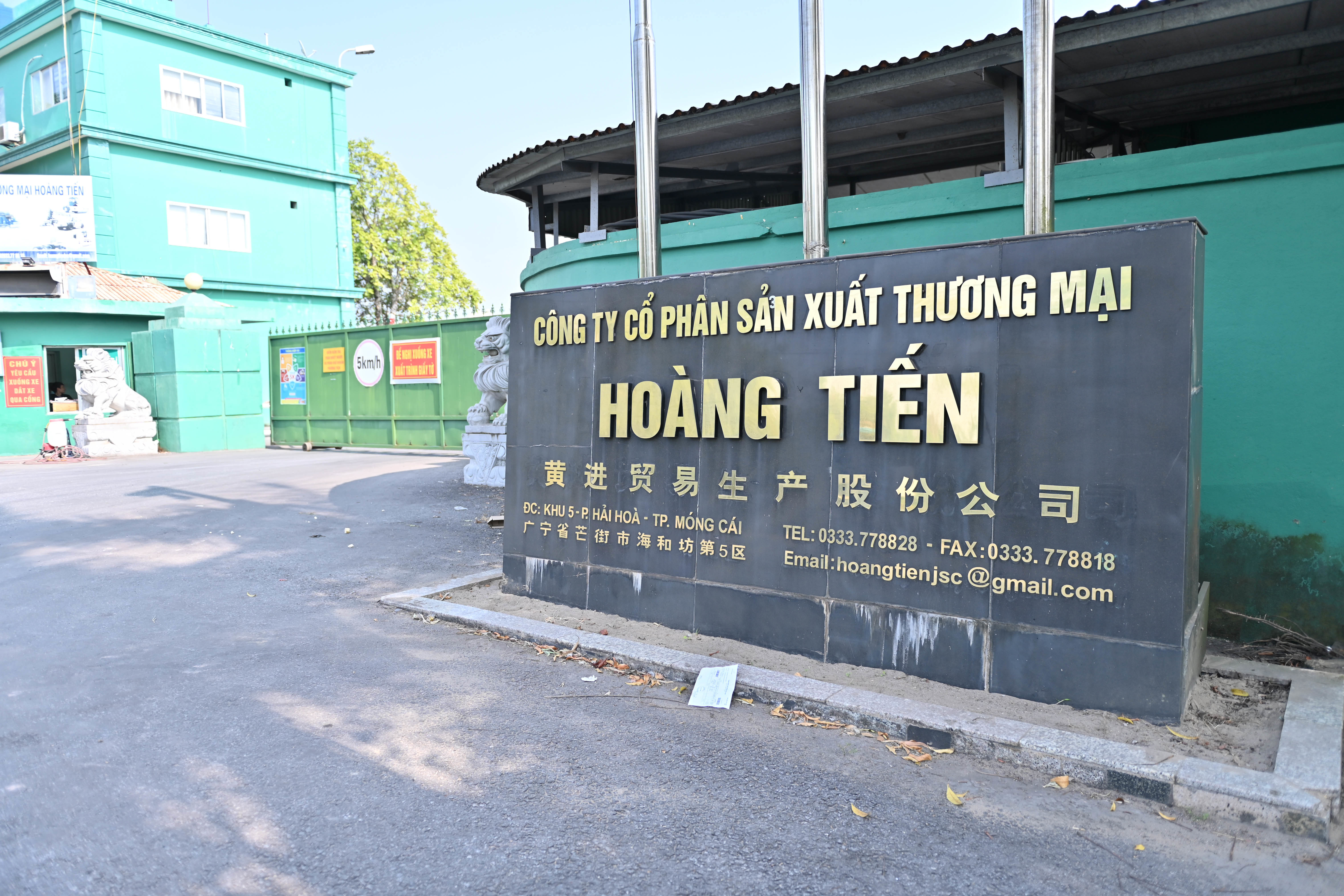 Nghìn xe container tắc ở cửa khẩu vạ vật vệ đường chờ thông hàng