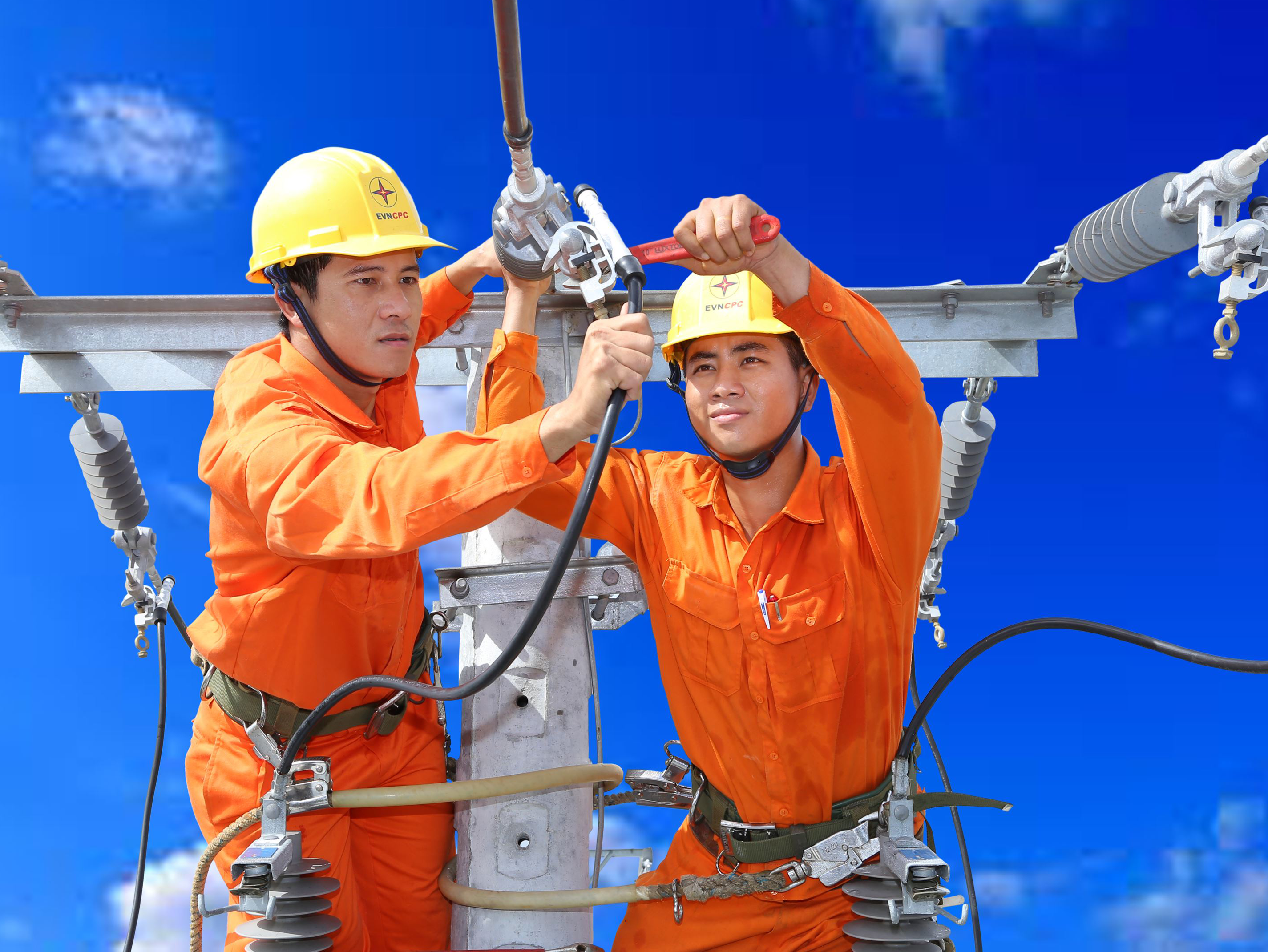 So sánh kĩ thuật viên điện và thợ điện