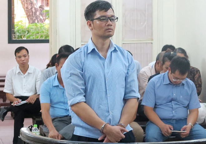 Người trộm xe chở vàng đòi cắn lưỡi tự tử tại tòa